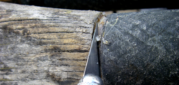 breaking-the-seal First, use a blade to break the seal at the joint where the shaft and blade meet.