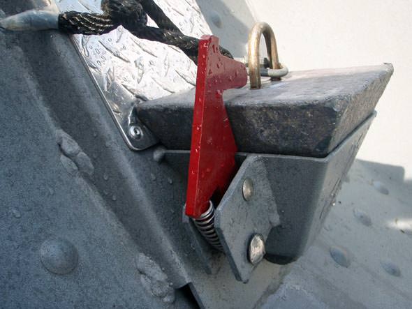 Anchor nest with latch